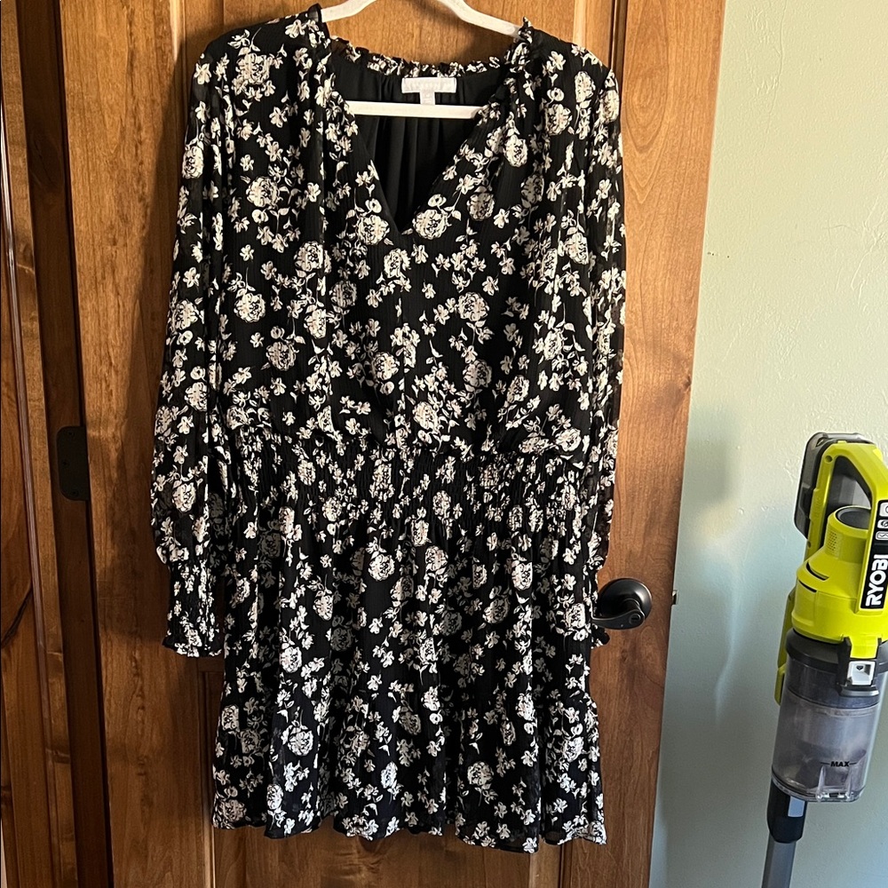 Chelsea28 Black and White Floral Long Sleeve Dress